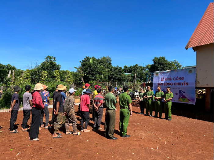 Khởi công sân bóng chuyền tại Buôn Hiao 2, xã Ea Hiao